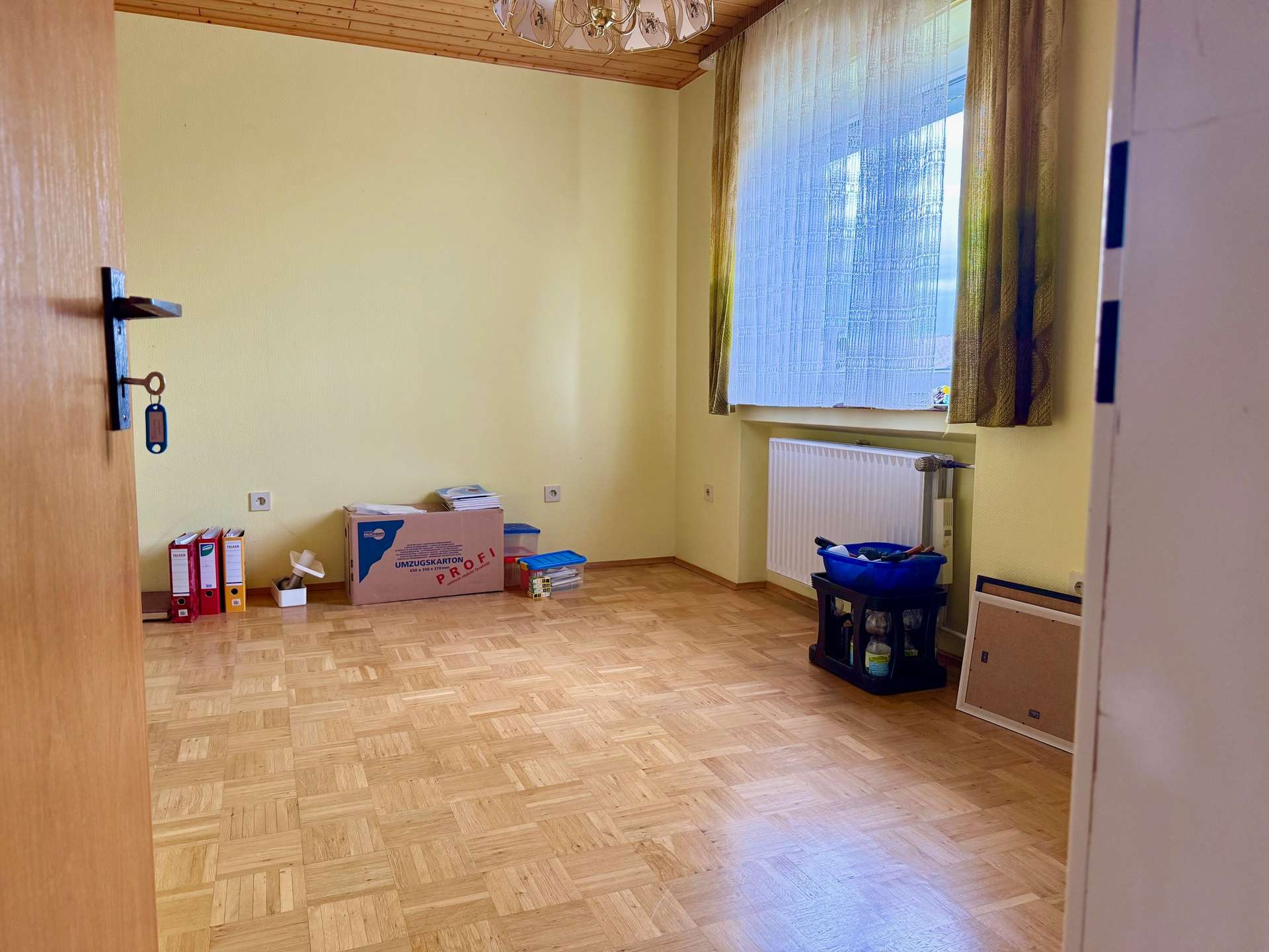 TOP LAGE, VIEL PLATZ, 2 GARAGEN, WINTERGARTEN UND PV-ANLAGE !!!